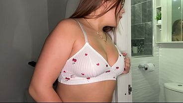 mi novio y yo miramos ba&ntilde_arse a mi madrastra, vamos al cuarto y hacemos un trio.