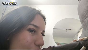 Ninfetinha de 18 anos com pijaminha provoca neg&atilde_o de 25cm e acaba com o cuzinho todo arrombado COMPLETO NO RED1