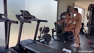 EL EX DE MI HERMANA ENTRA A MI CUARTO Y ME TERMINA EN LA BOCA.