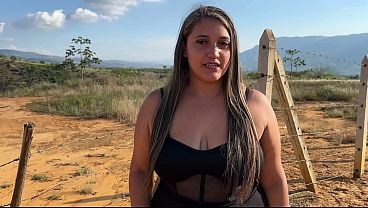 Rubia tetona se folla a campesino al aire libre