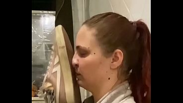 EUROPEAN SUBMISSIVE MASTURBATES WITH A DIRTY SHOE UNTIL SHE COMES