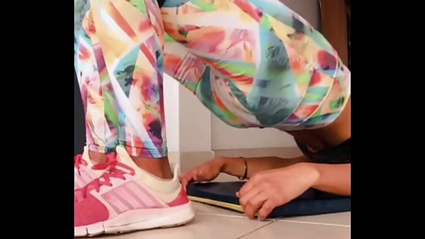 Mature training her ass/ Madura entrenando el culo