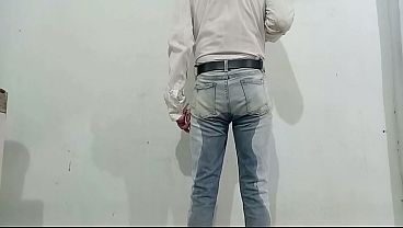 Delicioso pajazo despu&eacute_s de orinarme en los pantalones con mi pa&ntilde_al de tela