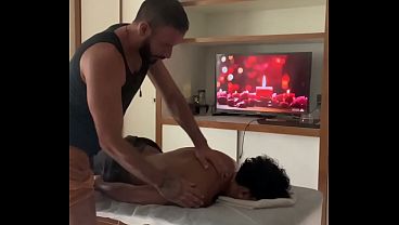 Massagem relaxante com happy ending no cu