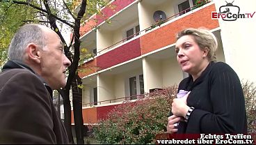 Deutsche gro&szlig_e Hausfrau auf der Stra&szlig_e vom Opa angesprochen und gefickt