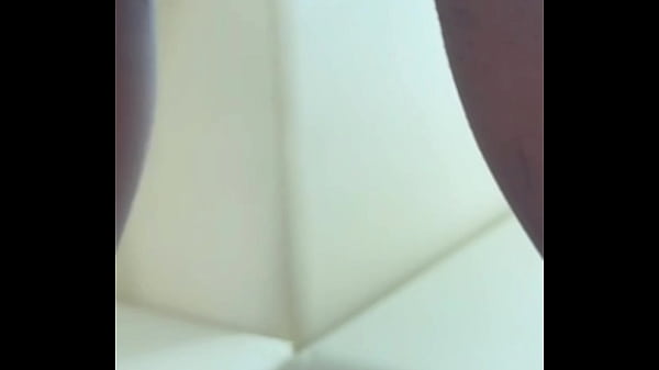 La flaca chula abriendo su culo para ti