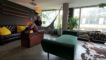 Sesion de Fotos a una modelo tatuada con colmillos de Vampira acaba tragandose la polla grande del fotografo XAVIphoto