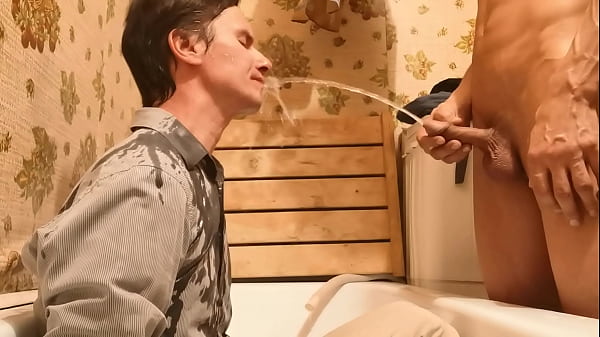 молодой хозяин обоссал в ванной своего раба  ошейник в одежде с проглотом