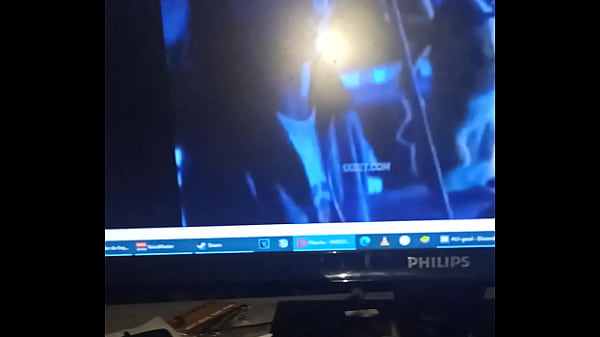 Space gostoso olhando pro celular