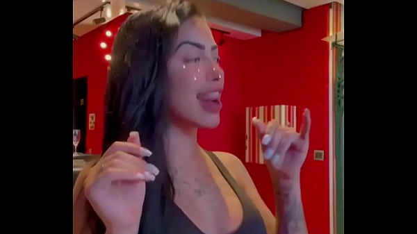 Mirella rebolando nos stories