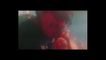 Oliendo Pies Sudorosos y Apestosos