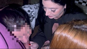 Puta que pariu!!! 3 gostosas chupando um pauzudo que estava na pra&ccedil_a, a Safada Monica Lima, tirou todo leitinho do pau