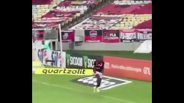 Bruno Henrique tendo orgasmo depois de ter metido sem cuspi no cuzinho Coritiba