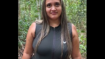 Rubia caliente le chupa la polla sudada a desconocido en medio de la carreta