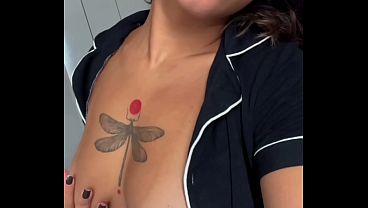 Amadora nua mostrando peitos naturais de perto &ndash_ Close-up e detalhes da pele (4K)