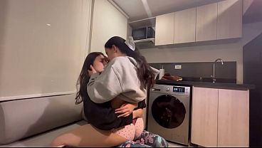 Juro que ella fue la que empez&oacute_ a meterme los dedos, me moje muy raro!!