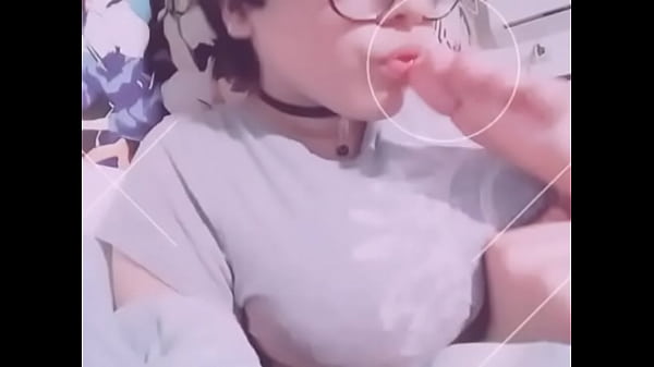 Chica otaku se lame las patas