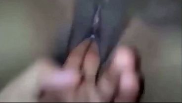 Mientras masturbaba a mi novia me pidio que le metiera toda mi mano por su vagina