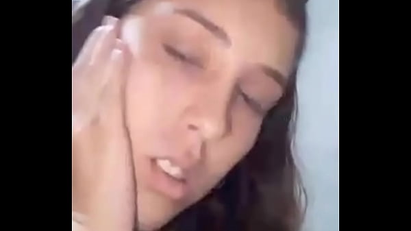 Putita caliente hace muecas con la cara