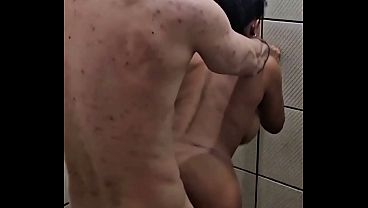 Minha cunhada safada me chamou pra concertar a geladeira mas na verdade ela queria era velar rola. (Completo no Red)