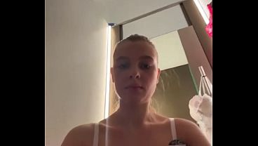 Jucielussie public Masturbating in the locker room
