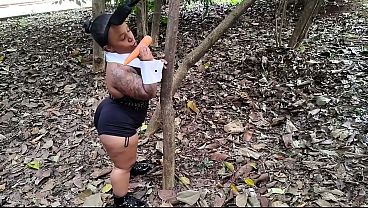 P&aacute_scoa em p&uacute_blico na natureza - Coelhinha safada levou a cenoura pediu para. Montavani colocar no cu