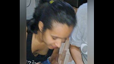 Esta dos chicas se atreven a chapar el mismo pen&eacute_