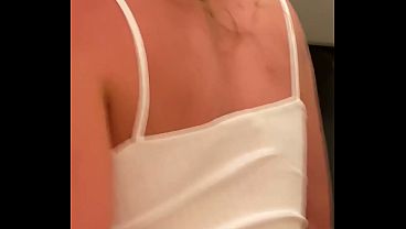 Je suce et me fais baiser la chatte dans les toilettes de l'_avion