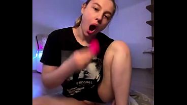 Jucielussie cumming close up