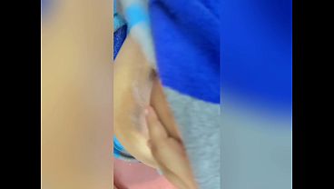 RAPIDIN a escondidas Levanto su sabana y NO AGUANT&Oacute_ las ganas Gime muy Rico y me la cog&iacute_ Video grabado con el celular