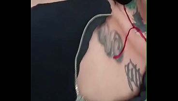 Dani Tatuada fumando e se exibindo