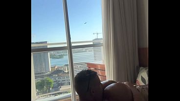 E isso que acontece quando meu pai sai e me deixa sozinho com minha madrasta - COMPLETO NO RED