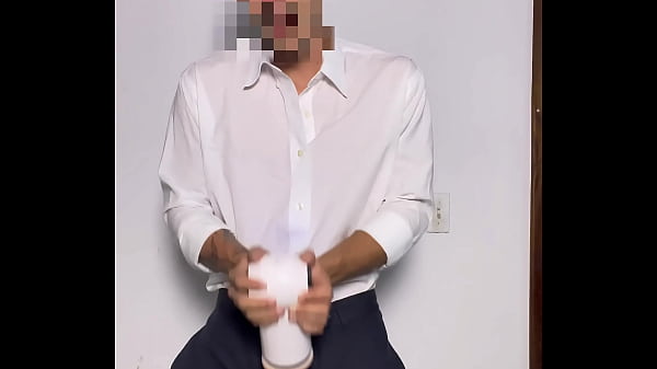 Joven elegante prueba su juguete sexual hasta un gran CUM