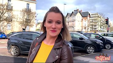 Kelly, belle milf coquine, coinc&eacute_e entre deux queues bien veineuses