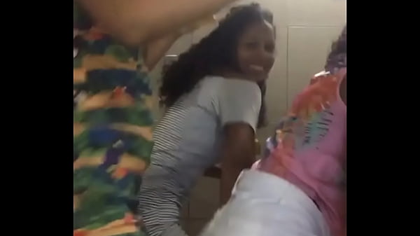 Minhas amigas grava v&iacute_deo  dan&ccedil_ando pra mim enquanto eu bato uma