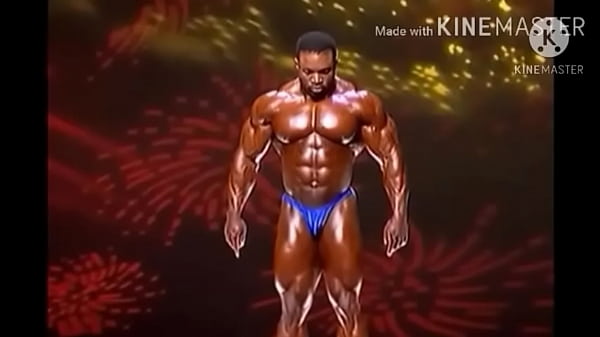 Neg&atilde_o cromado exibindo os m&uacute_sculos ao som de um trap muito foda