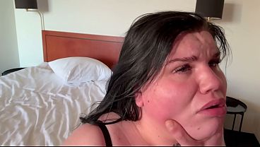 gorda desesperada sumisa y cachonda es abofeteada y golpeada duro hasta llegar al orgasmo por un joven salvaje de polla grande