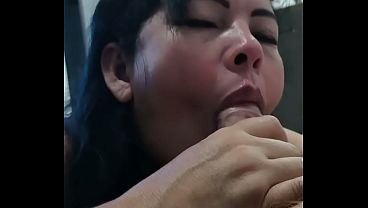 Entregador do Ifood gozou na minha boca porque eu n&atilde_o tinha como pagar o lanche, terminei sendo lanchada e o marido corno nem sabe