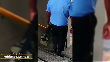 Baixinho segue o motorista de &ocirc_nibus at&eacute_ o parque e da pra ele