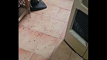 Limpando a casa de shortinho mostrando a raba