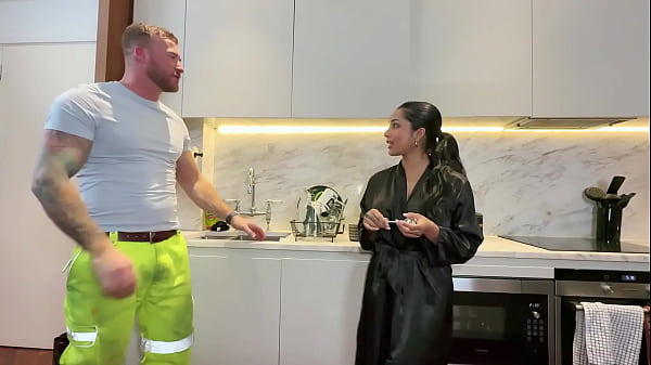 EL FONTANERO VIENE A CASA Y TERMINO CON SU POLLA EN MI BOCA- YASMINA KHAN