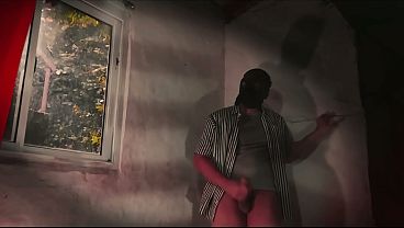 - Musculoso Grandote - Pene Grande - Sexy n&uacute_mero uno - Masturbaci&oacute_n - Vestido de Rayas - Cortinas rojas - Solo -