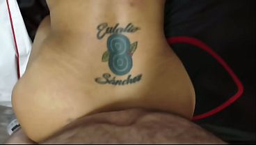 Me usa como juguete sexual para darse placer mientras ve su deporte favorito (completo en red)