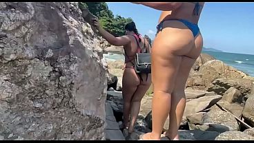 As morenas gostosas de biquini fio dental na trilha da praia deserta deliciosas