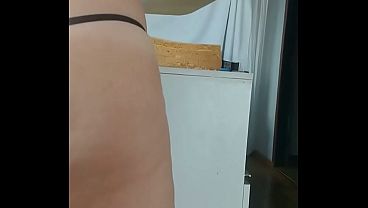 Sogra faz bolo para genro de uma forma diferente com um belo plug na bunda.