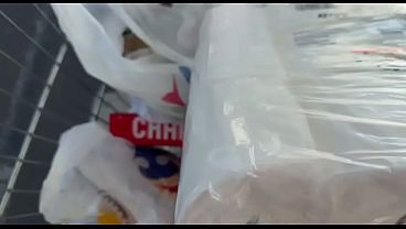 Encontrei uma mo&ccedil_a saindo da escola no estacionamento do supermercado ofereci um chocolate pra ela foder comigo no carro ! Ela quis ir na minha casa pra foder e gozar dentro da bucetinha