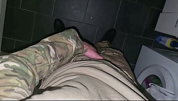 PhantomGentX &ndash_ Uniform-Soldat spritzt schnell in Kameraden-Toilette ab