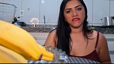 Puta de Pijama Engolindo Leitinho Quente na Cozinha