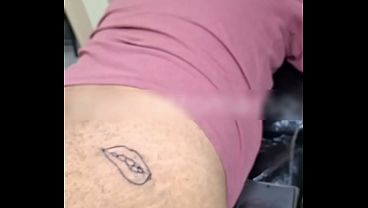 Taxista chegou acanhado e relaxou quando testei o desenho na bunda