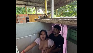Hermanastra Caliente Llama Al Primo Del Marido Desde El Ba&ntilde_o Para Que Se La Coja